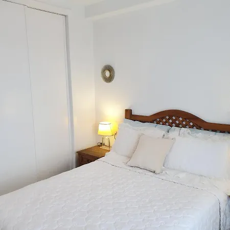 In Overlooking The Swimming Pool Apartamento