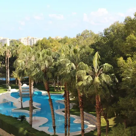 In Overlooking The Swimming Pool Апартаменты Кампоамор